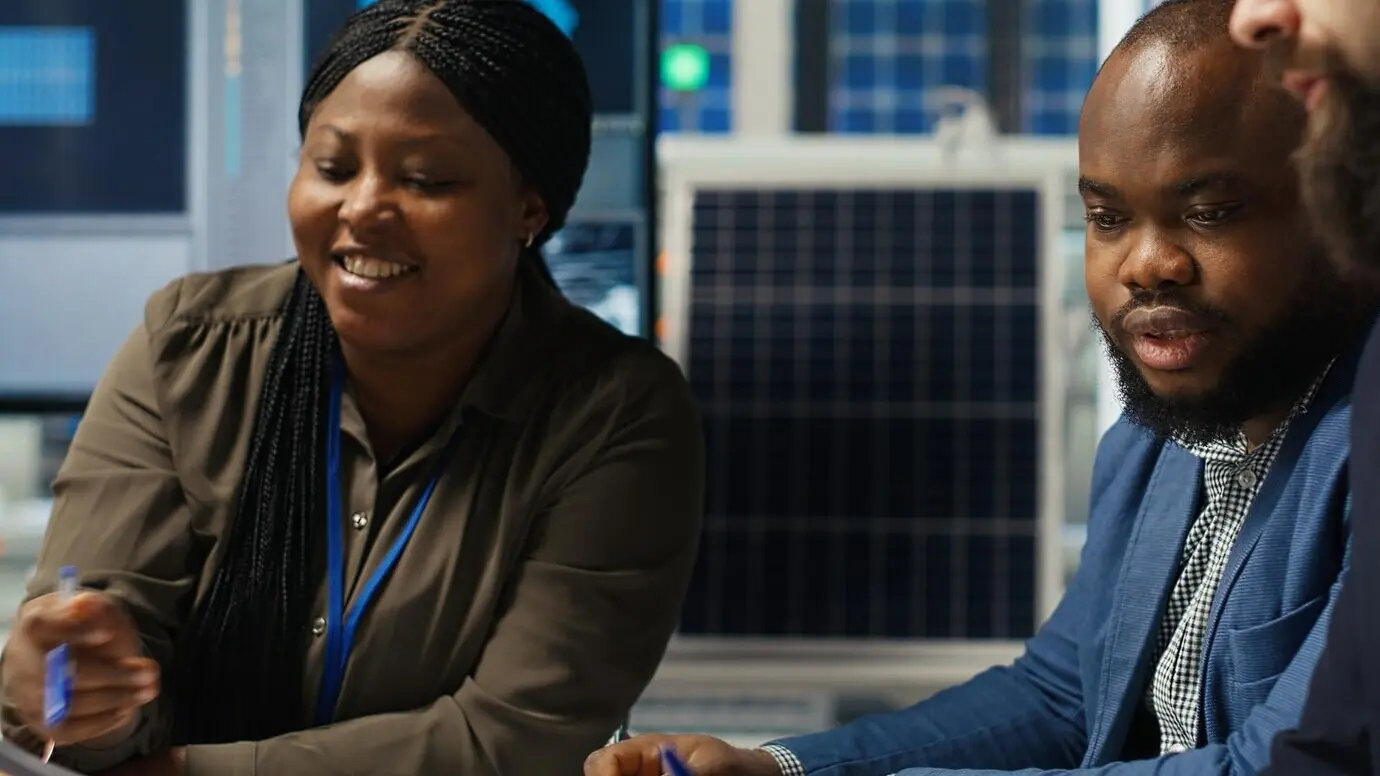 La gerencia de la fábrica presenta modelos de negocio a empresarios que están expandiendo la producción.