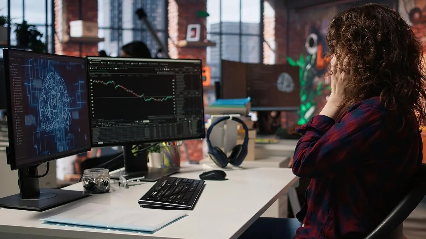 Gerente de una startup, con las acciones de la empresa en alza, dando buenas noticias al equipo.