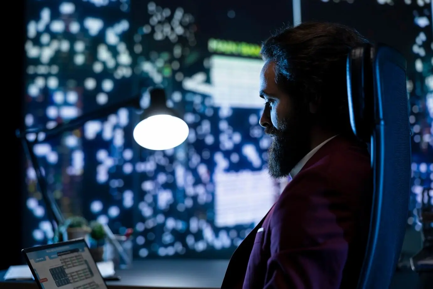 Administrador experto investiga el mercado global para aumentar los ingresos legales.